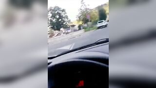 Esibizionista si rinfresca la fica alla fontana