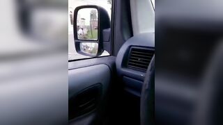 Esibizionista si rinfresca la fica alla fontana