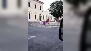 Esibizionista si rinfresca la fica alla fontana