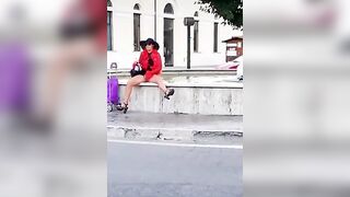 Esibizionista si rinfresca la fica alla fontana