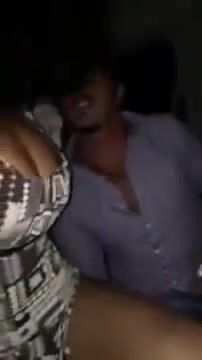 Milf italiana squirta in auto davanti a quattro amici