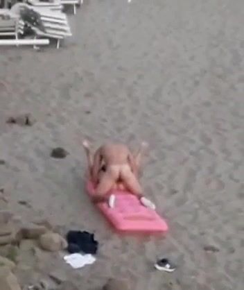 Scandalo a Palermo scopano in spiaggia