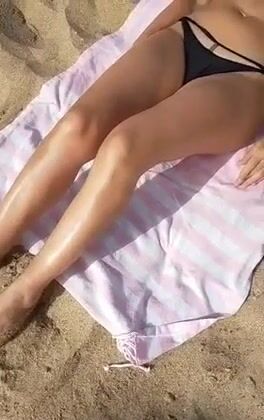 Moglie in topless in spiaggia