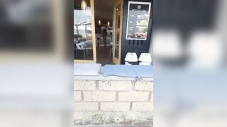 Moglie esibizionista al bar in vacanza