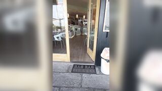 Moglie esibizionista al bar in vacanza