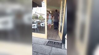 Moglie esibizionista al bar in vacanza