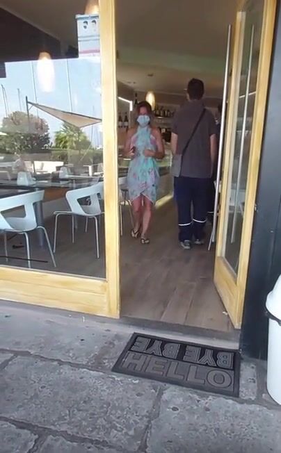 Moglie esibizionista al bar in vacanza