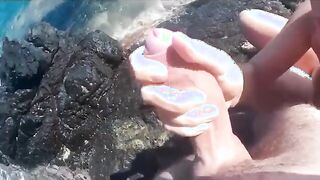 Pompino al mare sugli scogli