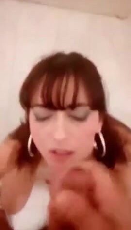 Pompino MILF italiana sborrata in faccia