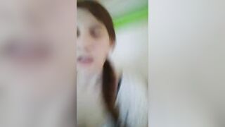 Nuda sul balcone per eccitare i vicini