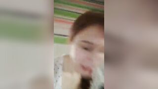 Nuda sul balcone per eccitare i vicini