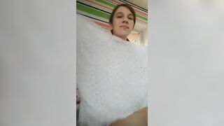 Nuda sul balcone per eccitare i vicini