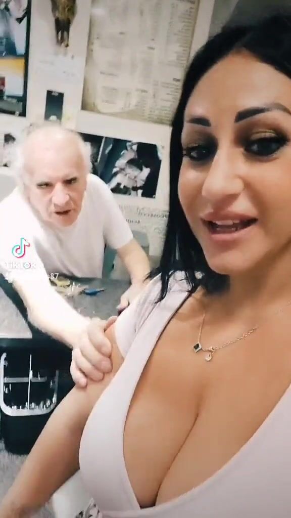 Al nonno piacciono le tettone - Sara Piras tiktok hot