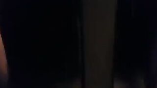 Troietta lo succhia nel bagno della discoteca