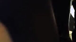 Troietta lo succhia nel bagno della discoteca