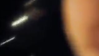 Troietta lo succhia nel bagno della discoteca