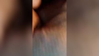 Diciottenne a gambe spalancate si sditalina