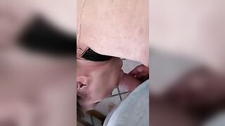 Pompa schiava che è pronta a prenderlo in culo