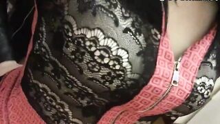 Coppia napoletana si riprende che scopa