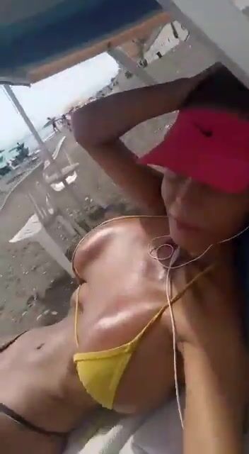 Trans tettona in bikini in spiaggia