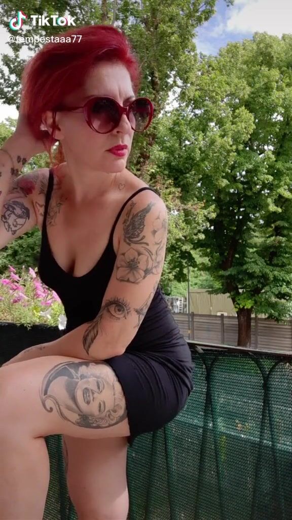 A lei piace prenderlo cosi - TikTok hot rossa italiana