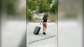 MILFONA in TOPLESS per strada