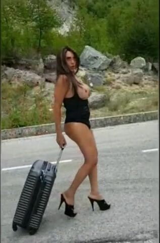MILFONA in TOPLESS per strada