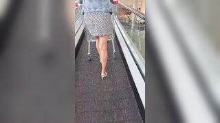 Moglie sulla scala mobile