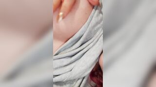 Ragazza napoletana si palpa le tette