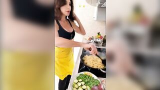 Carmen scola la pasta