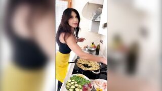 Carmen scola la pasta