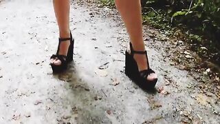 Ragazza italiana camminando al parco senza slip