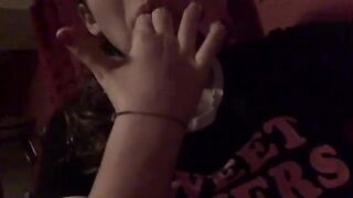 Diciottenne si tocca la fica e si assapora le dita