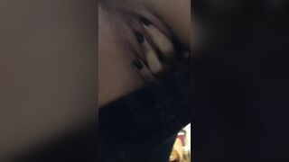 Studentessa si accarezza abbassando i pantaloni