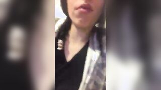 Jennifer si palpa le tettone su periscope