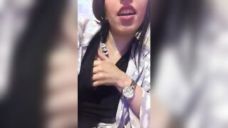 Jennifer si palpa le tettone su periscope