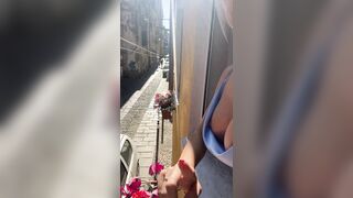 Mostra le tette alla finestra