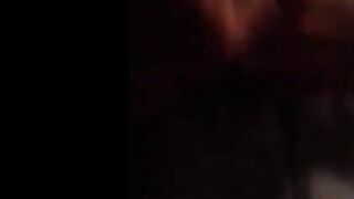 Moglie tettona galoppando il suo uomo gemendo di piacere