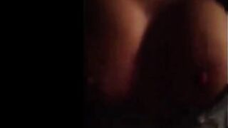 Moglie tettona galoppando il suo uomo gemendo di piacere