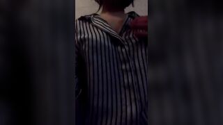 Ragazza italiana mostra le tette