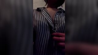 Ragazza italiana mostra le tette