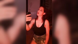 Chiama il cornuto al telefono e fa una pompa al bull