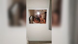 Trio in vacanza moglie con un bianco e un nero