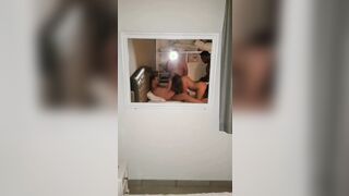 Trio in vacanza moglie con un bianco e un nero