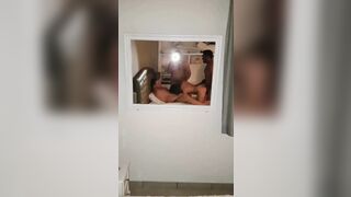 Trio in vacanza moglie con un bianco e un nero