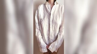 Ragazza fica con due bocce impressionanti