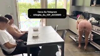 Milf italiana sega i due figli diciottenni dell'amica