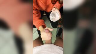 Lo sega e lo fa venire nel bicchiere