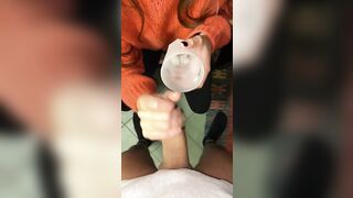 Lo sega e lo fa venire nel bicchiere