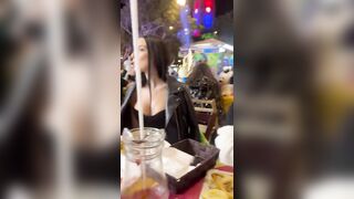 Italiana esibizionista esce le tette al ristoante